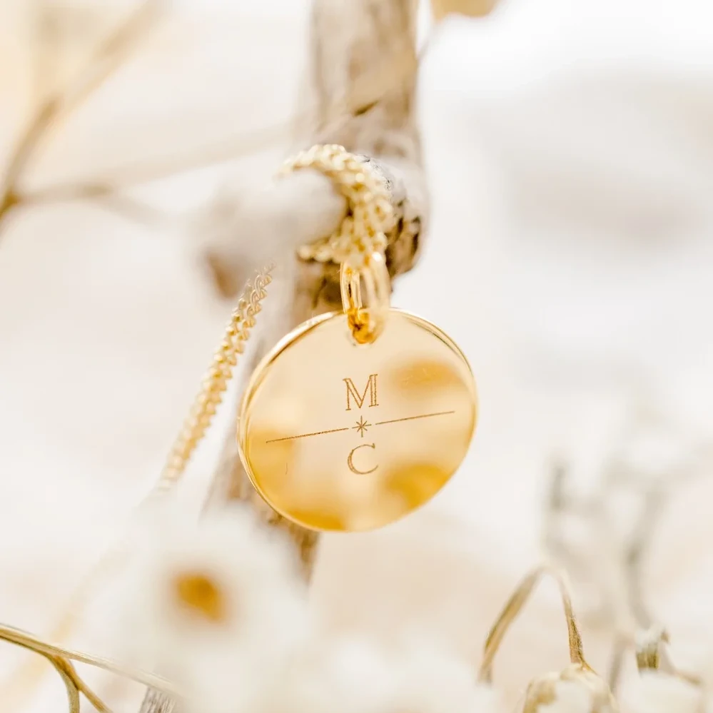 Collier personnalisé avec médaille gravée, idée cadeau fête des mères symbolique et élégante