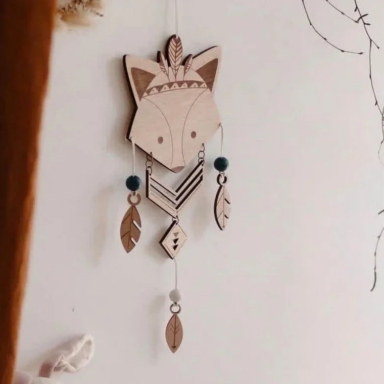 Décoration murale en bois renard dans une chambre bébé, style bohème et naturel avec tons doux et apaisants